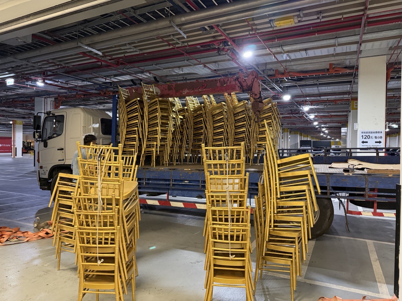 南港展覽館 B1 卸貨區 吊卡車滿載金色竹節椅
