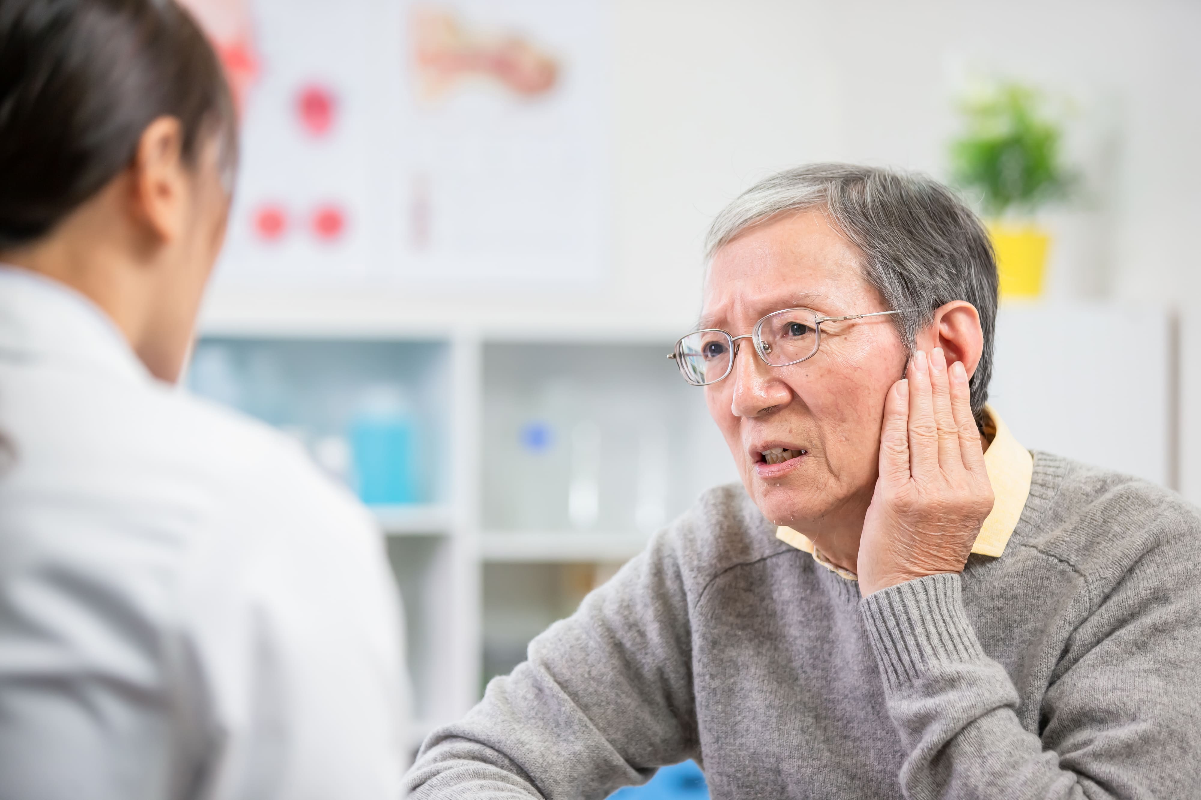 戴助聽器增聽力治耳鳴 醫曝：少吃鹽補充維生素B12、D可改善