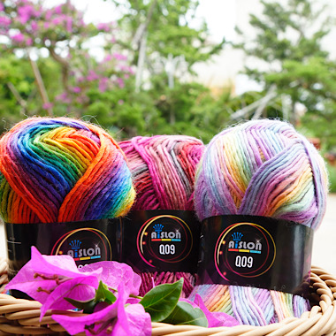 🎨《 Q09炫彩 》毛線大集合！ 這些小線線排好隊等你點名～ 粉萌、霧藍、帥灰、橘綠，每一色都在偷放電✨  想知道哪色最適合你的作品？ 來私訊我，我超會配色！😎🧶