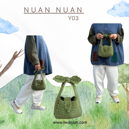 《Y03 暖暖》作品分享   這咖真的很「剛剛好」 不大不小，卻裝得下可愛 💚  森林系小提包 厚實線感＋立體織紋 拿在手上就有一種安心感 粉色溫柔、白色清爽 每天出門，都像在小旅行 🌍 新手也能慢慢完成的療癒款 ✨