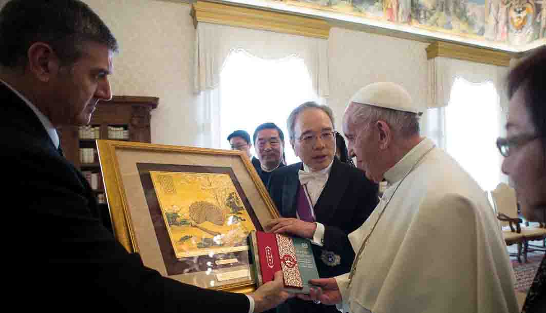 李大使向教宗贈送「孔雀開屏」黃金畫