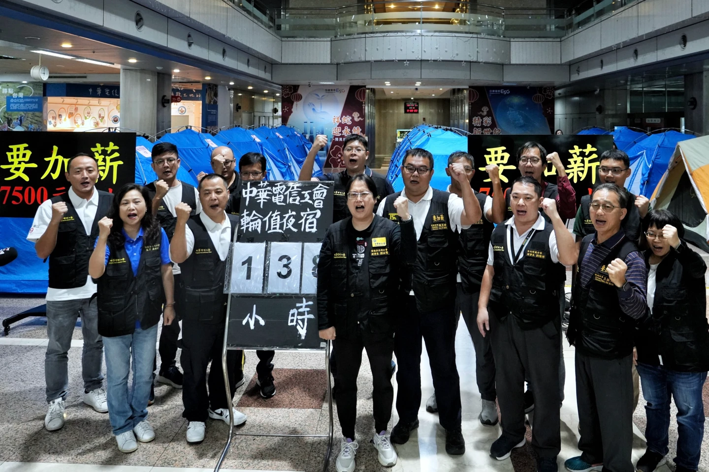 [知新聞]中華電信蟬聯獲利王！工會喊加薪、延退遭漠視，千人輪班夜宿總公司