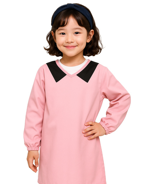 團體服樣式精選<br>幼兒園圍兜 長袖 訂製款 假領片款 粉紅配黑<span>BIC-02-08-Style</span>示意圖
