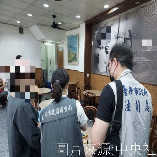 台南周氏蝦捲爆「吃剩油豆腐回鍋」 衛生局查出4缺失