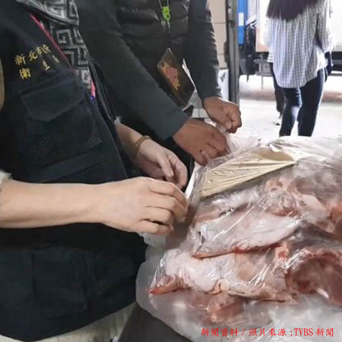 直擊倉庫！肉攤桶子裝水解凍 不符規範