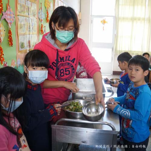 不想再吃三色豆！ 學校午餐專法最快2年上路