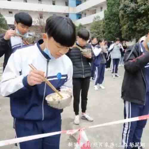陸校園奇景 國中生被規定立正捧碗吃