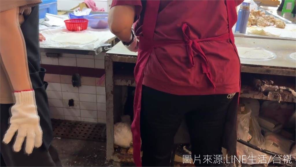 高雄正義市場春捲攤疑爆集體食物中毒67人就醫 攤商遭勒令停業7天