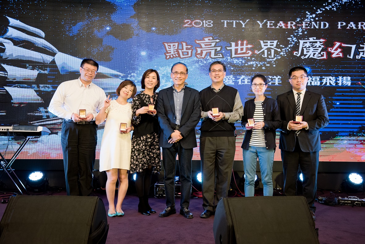 台灣東洋(左4為董事長林全)日前獲選為亞洲知名人力資源雜誌《HR Asia》『2020亞洲最佳企業雇主獎』台灣區得獎名單。(圖/台灣東洋提供)