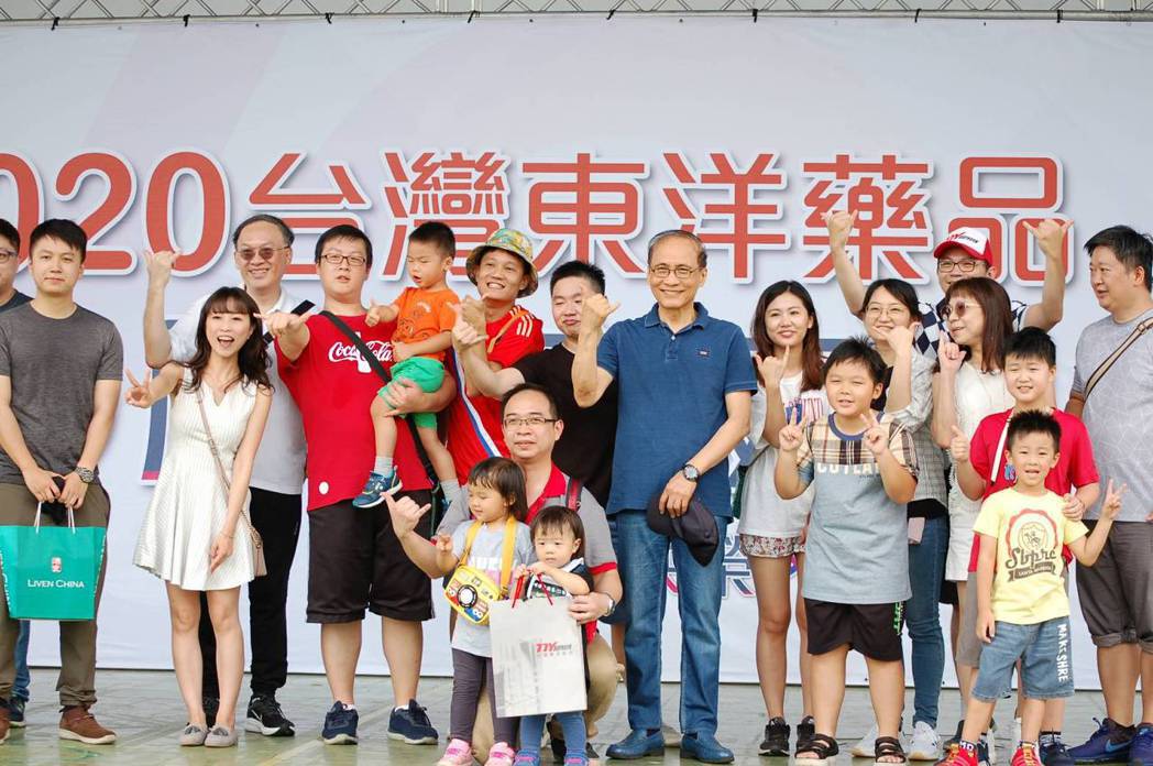 台灣東洋董事長林全出席60周年家庭日。業者/提供。