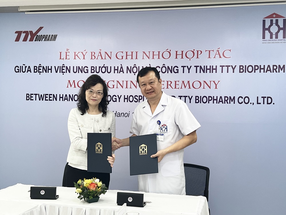 台灣東洋總經理侯靜蘭(左)與河內腫瘤醫院院長PhD. Dr.Bui Vinh Quang(右)攜手簽署合作備忘錄，共同推動醫衛新南向。