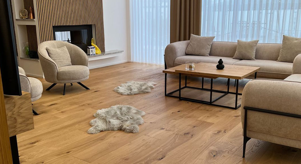 湖光山色間的現代別墅：全屋鋪設HARO複合實木地板大廣場板-客廳地板-橡木大廣場板-狂野紋理刷紋(期貨)