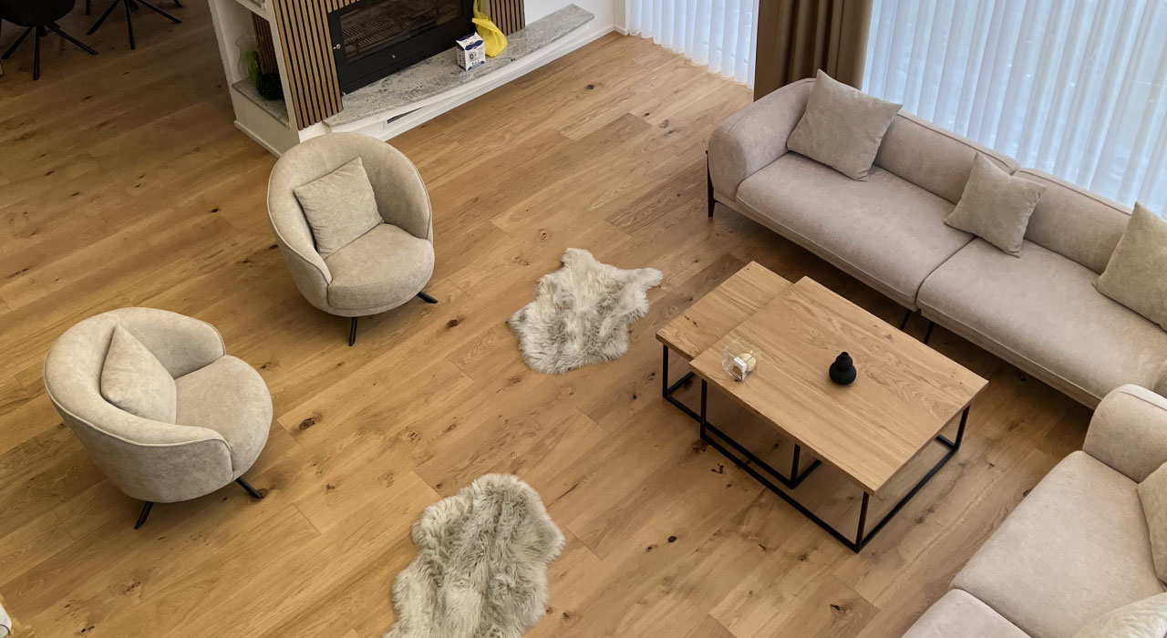 湖光山色間的現代別墅：全屋鋪設HARO複合實木地板大廣場板-客廳地板-橡木大廣場板-狂野紋理刷紋(期貨)