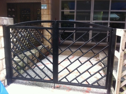 圍牆半截式造型門 不銹鋼門 烤漆白鐵門示意圖