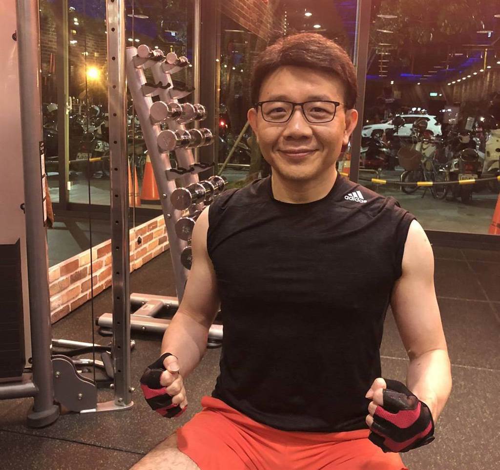 從7年前開始運動，王朝平醫師因為看見自己的改變，養成了固定運動習慣，除了在健身房訓練外，還是乒乓球高手。(圖/王朝平醫師提供)