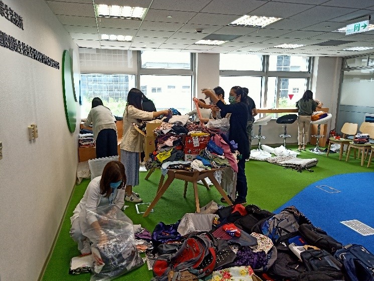 東生華讓愛昇華～舊鞋救命計畫～送愛非洲小型募集站成立,總共募集了806件衣服與64個包包，   一共減少了3385.2公斤的碳排放