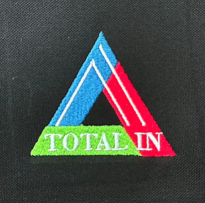 TOTAL IN 彩色幾何三角科技標誌刺繡 團體服刺繡範例 D&T衣的廠