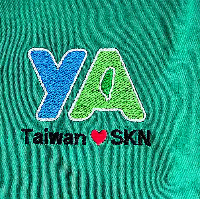 YA Taiwan SKN 粉綠底藍字愛心文創刺繡 團體服刺繡範例 D&T衣的廠