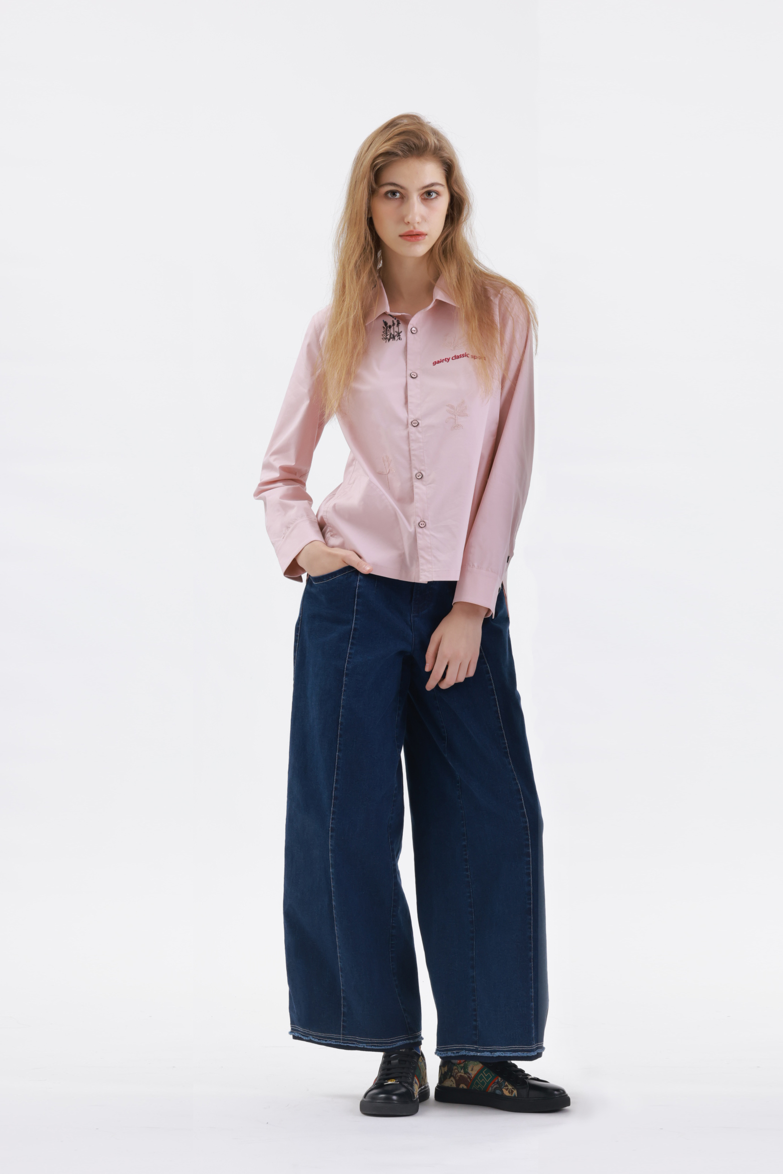 細緻花卉刺繡襯衫示意圖