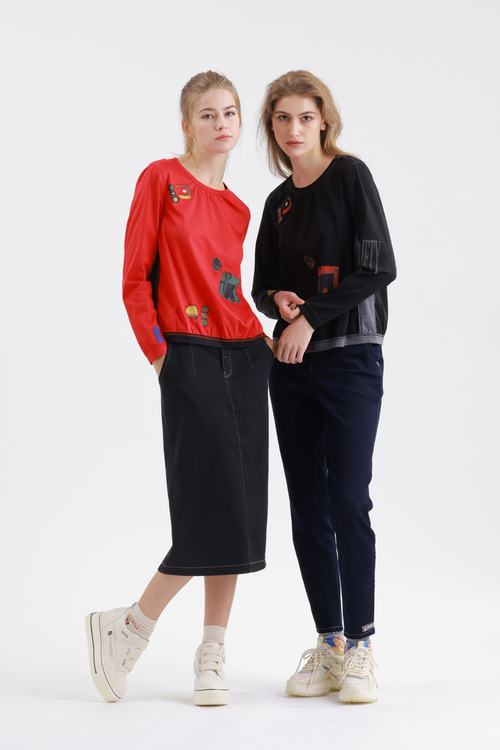 抽象印花微寬鬆T恤示意圖