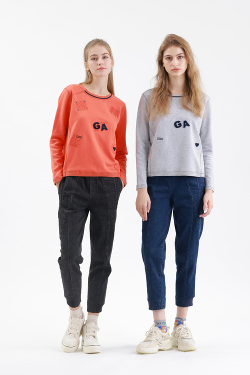 標誌剪接T恤示意圖