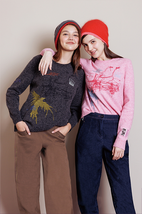 抽象刺繡義大利紗針織上衣示意圖