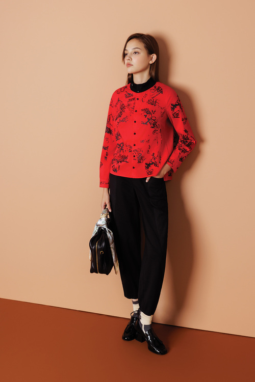 墨彩塗鴉高領襯衫示意圖