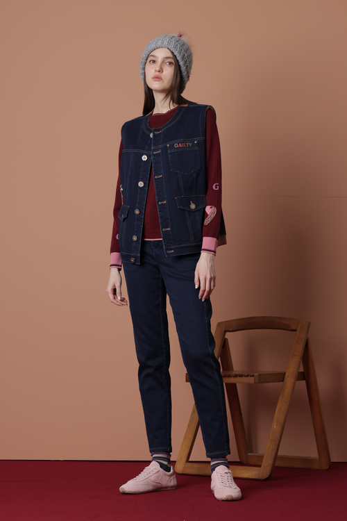 修身剪接刺繡背心示意圖