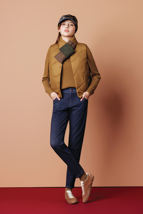 標誌刺繡口袋針織上衣示意圖