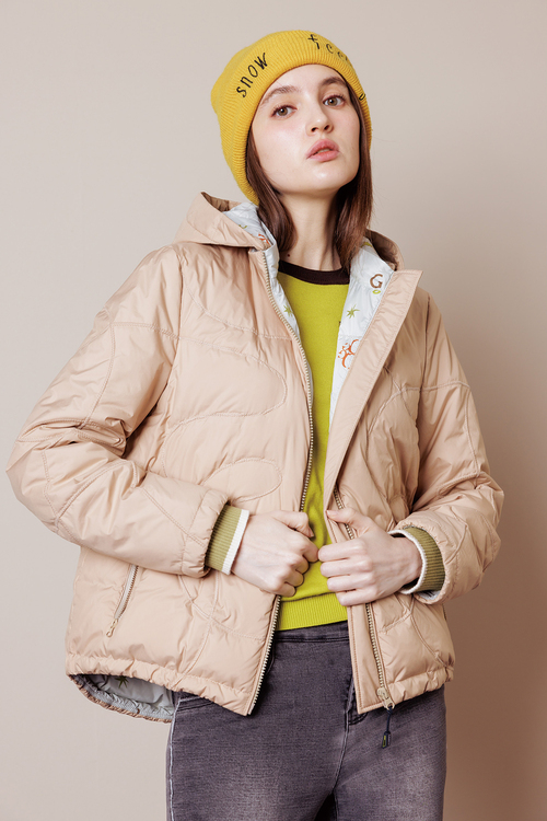 手繪線條壓紋羽絨連帽外套示意圖