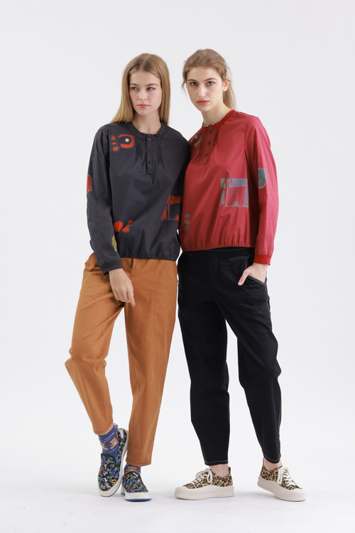 抽象印花上衣示意圖