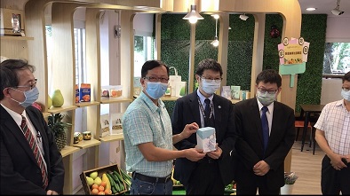 👍聯合報：小農代表洪國賓(左)將產品 (氳香原茶) 交由嘉大校長林翰謙(中)於嘉大員生消費合作社上架。
