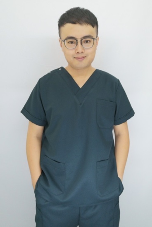 TB63316#男-墨綠色短袖V領刷手服單上衣示意圖
