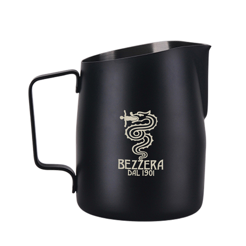 1431B斜口拉花杯450cc(消光黑-尖口)Bezzera 貝澤拉 logo示意圖
