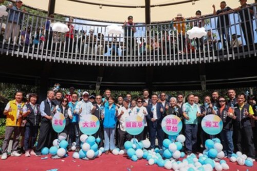 1141022「甜點系地標」掀話題！大坑觀音亭景觀休憩平台完工啟用 建設局：放大了2倍的遮陰空間 盧市長：說到做到、打造安全好用又美觀的休憩空間示意圖