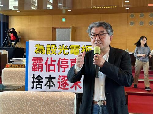 1141029設置光電板擔心民眾撞到支撐柱 建國市場封閉頂樓停車空間 中市議員李中：乞丐趕廟公！示意圖