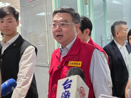 1141030肯定文山掩埋場廚餘去化明顯改善 卓院長：在「最小範圍、最短時間、最小損害」控制疫情 提供一級生產鏈產業補助輔導方案減輕衝擊 盧市長：配合中央政策 確保防疫與環保並行示意圖