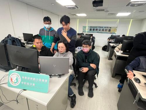 1141104中彰投分署推動「失業青年職前訓練」加「學習獎勵金」，助青年跨領域進入重點創新產業！示意圖