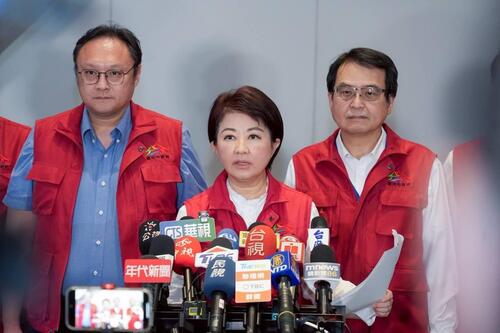 1141106挺身面對防疫檢討聲浪  盧市長兩度鞠躬致歉：概括承受、引以為鑑 民進黨議員批盧：換局長、道歉只是想止血示意圖