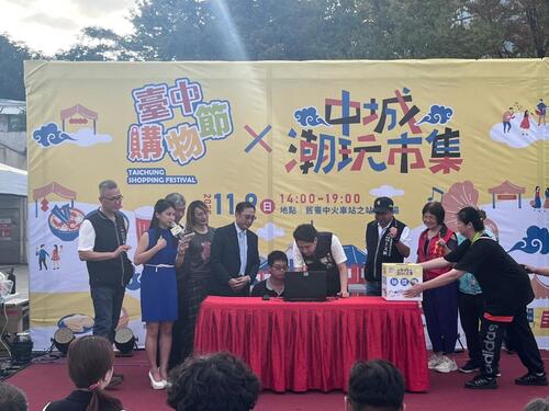 1141109舊城新潮！購物節挺台中豬 500份排骨酥秒殺 鐵道市集再加碼抽豬肉禮包示意圖