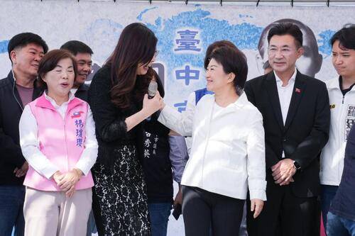 1141207盧鄭同框相擁藍粉嗨翻！盧秀燕兩度籲團結挺鄭麗文 鄭笑喊盧就是太陽 國民黨131週年黨慶 盧秀燕霸氣喊「2026非贏不可」示意圖