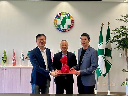 1141211中市議會民進黨團總召交接！ 王立任交棒周永鴻  盧秀燕市長觀禮表達祝福示意圖