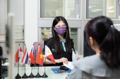 1141211留住關鍵照護人力！中彰投分署助專業外籍看護西卡成功轉換雇主示意圖