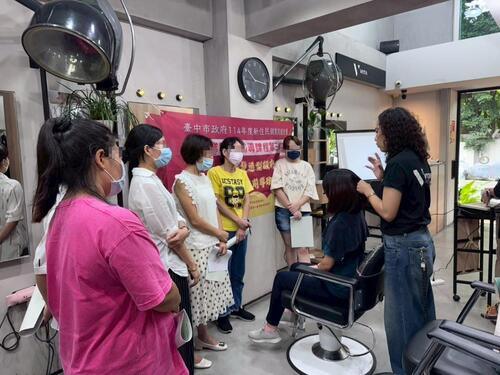 1141218從家庭照顧者走向照服職人 中市勞工局陪伴新住民翻轉人生、穩定就業示意圖