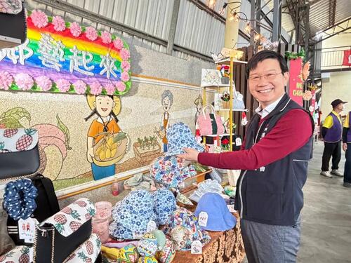 1141220中市客委會送暖伯公照護站 長輩笑開懷、客家情更濃示意圖