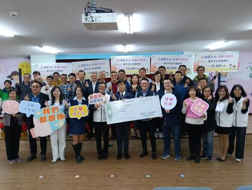 1141229暖心及時雨 賴順仁攜手翔愛協會 捐200萬助北屯27校弱勢生 教育局長高度讚許對教育事業長期投入示意圖