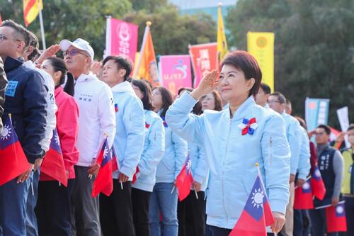 1150101八十八位城市英雄護旗！台中元旦升旗「全國最大國旗」登場 盧秀燕市長：幸福得來不易、致力守護和平安全全 任期最後一年全力以赴示意圖