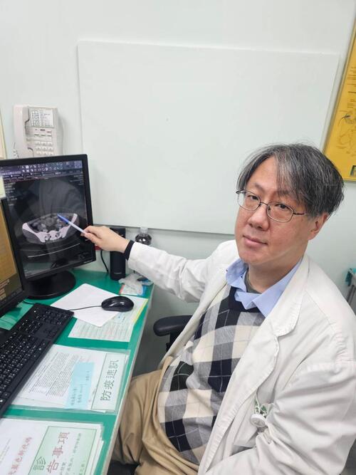 1150112四十五歲女小腸套疊如望遠鏡  揪出罕見「Vanek腫瘤」元凶 腹痛月餘莫輕忽！成人腸套疊  約有九成是由特定的病理病灶引起示意圖