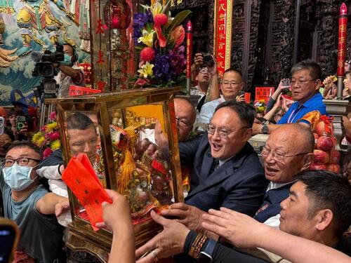 1150427大甲媽回鑾！ 9天8夜信仰盛會畫下圓滿句點 鄭副市長恭迎安座祈願國泰民安示意圖