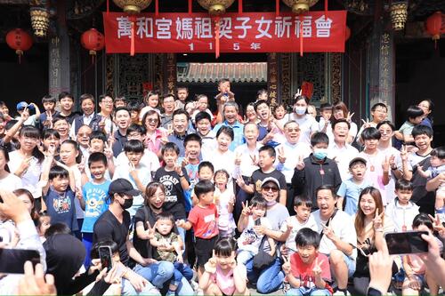 1150502媽祖慈暉！萬和宮上千名契子女回宮祈福  盧市長贈匾「萬和安民」 總統保證馬鈴薯一顆顆驗？盧秀燕：乾脆別進口示意圖
